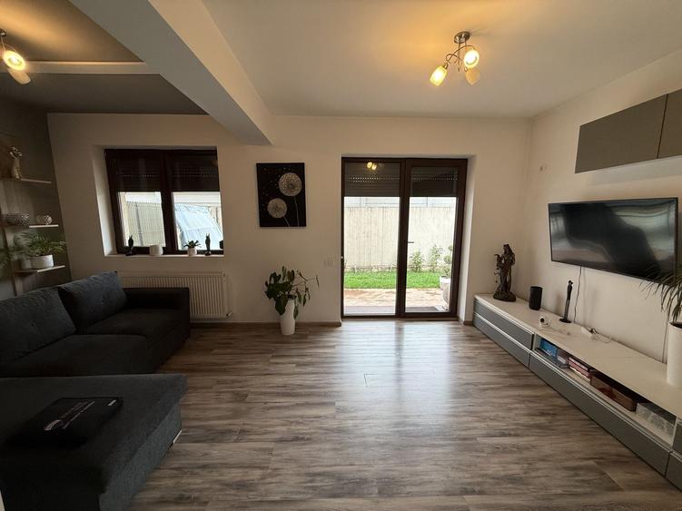 Casă înșiruită complet mobilată + curte+ 2 parcari în complex inchis!