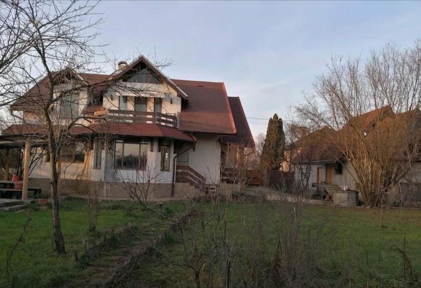 Casă individuală, mansardă, garaj, curte privată, 290 mp, zona Targu Lapus