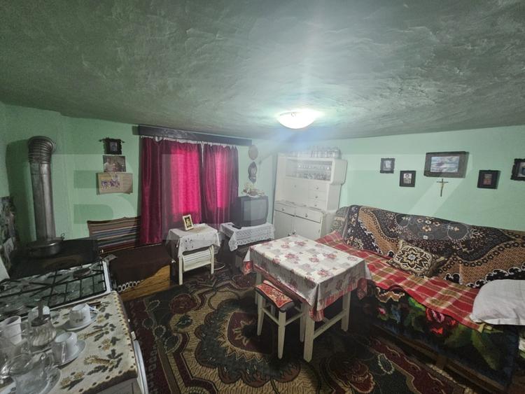 Casă cu 2 camere și anexe, zona centralǎ, Câmpeni