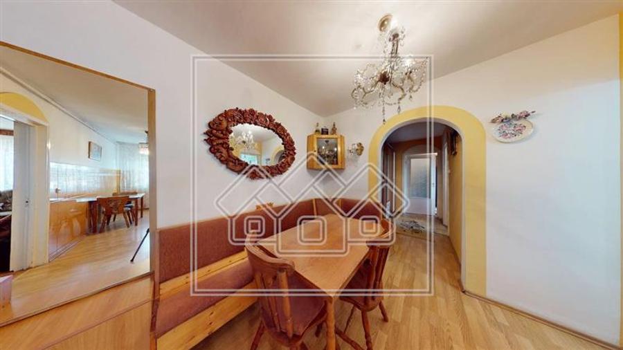 Ap decomandat, etaj 6/10, 3 camere, balcon - Vasile Aaron