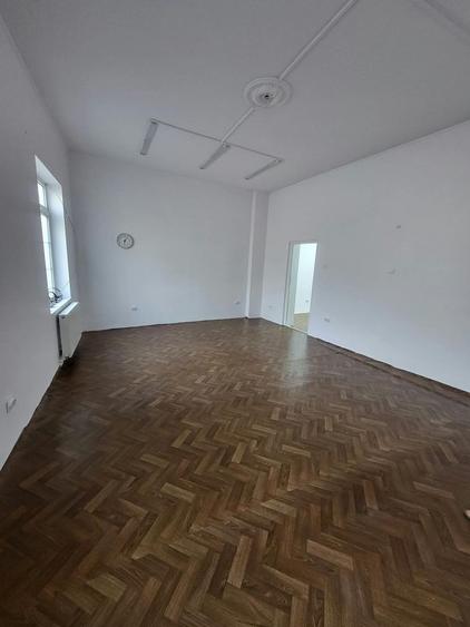 Casa de inchiriat. curte, centrala proprie, zona centrala. metrou 7min