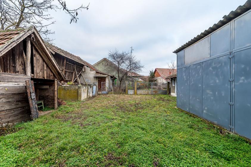 Casă și aproape 2500 mp livadă și teren