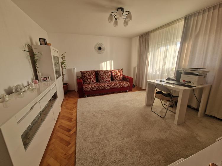 Zona Aradului bloc izolat termic, foarte bine impartit, pe doua parti, mobilat