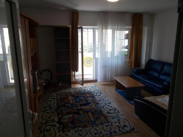 Ofer garsoniera mare,40 m2 decomandata, zona buna (proprietar) 360 euro.