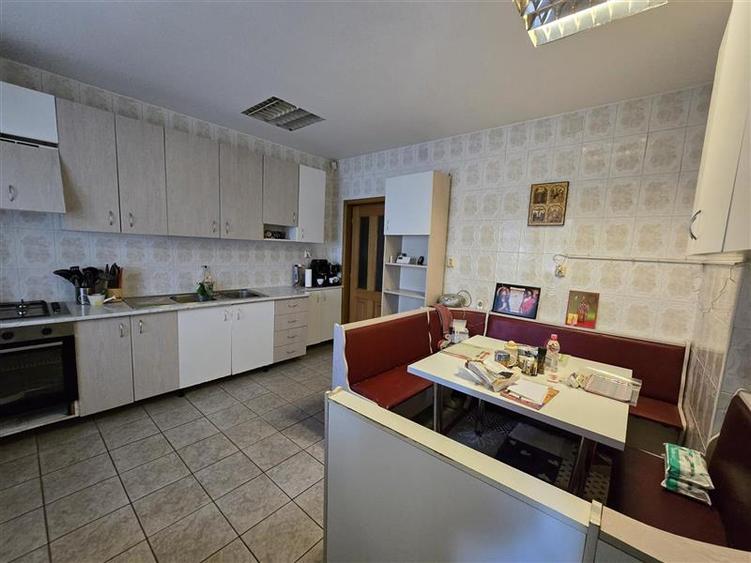 Vila versatila 7 camere + Garaj, Pivnita si Centrala Proprie, zona 1 Mai - Ion M