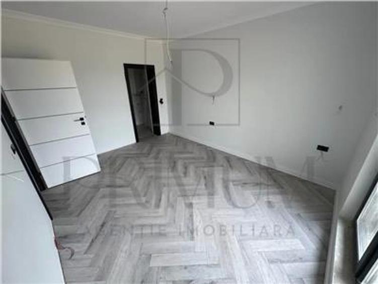 Duplex pe parter - 4 camere - spatiu mare - terasa - aproape de drumul cu 4 benz