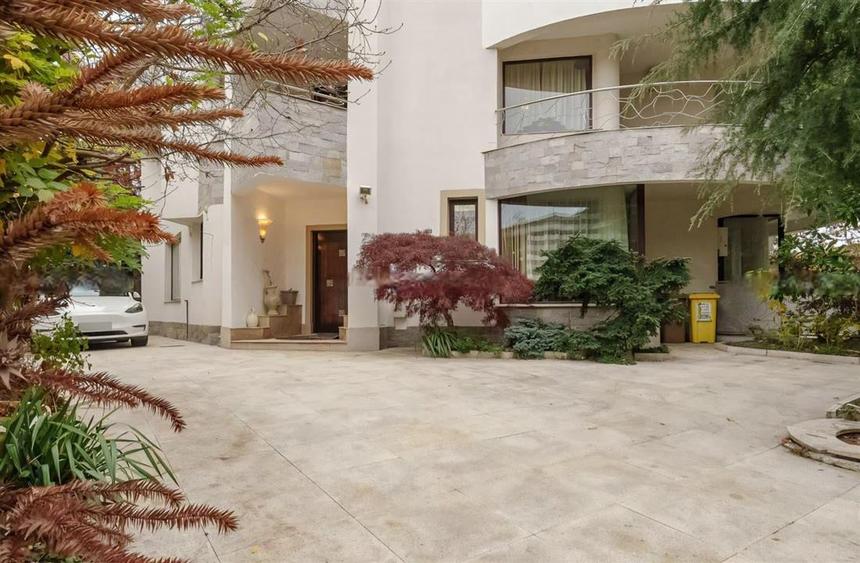 Vila excusivista tip duplex Strip Mall
