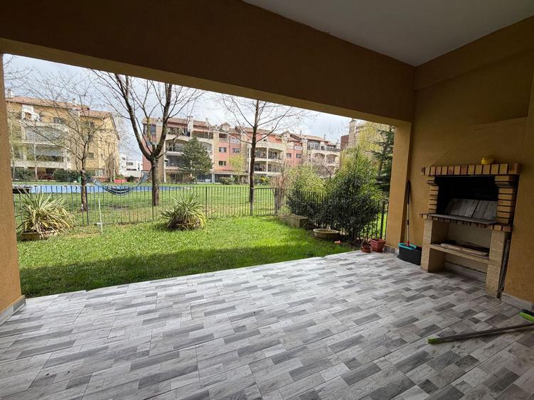 Apartament modern cu gradina, piscina comuna si spatiu de joaca copii