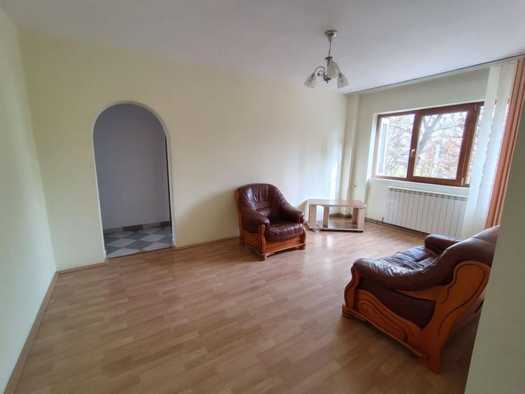 Apartament de vânzare, zona PODU ROȘ, 3 camere, semidecomandat, etaj 1