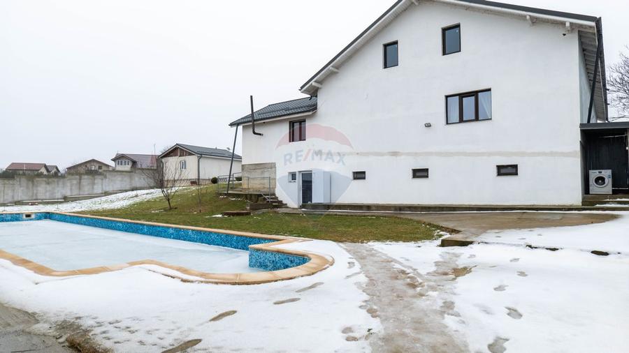 Vilă cu piscină –ideală pentru familie sau pensiune, Bacu-acces A1/A0