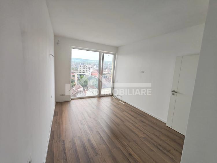 Apartament 3 camere, 2 bai, terasa 20mp, parcare, zona Strazii Decebal