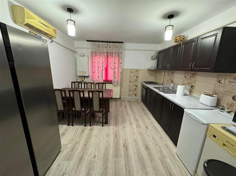 Apartament 4 camere, etaj 3 cu acoperis, nemobilat