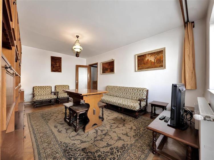 Apartament decomandat cu 4 camere orientat sud zona Cerna