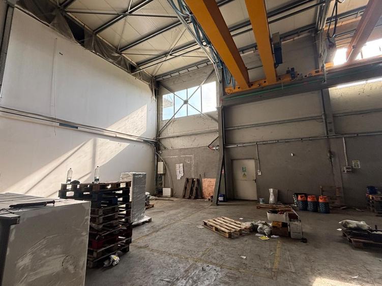Depozit cu showroom de inchiriat de 1600 mp