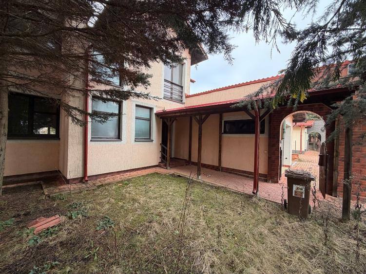 Vila Cartier Bratieni - Stefanesti, 3 dormitoare , P+1 , garaj , curte generoasa