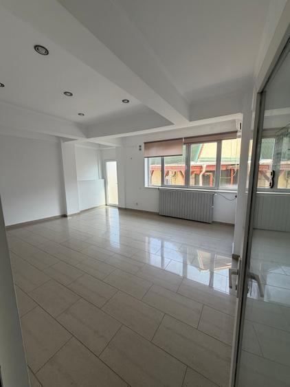 Piata Romana, cladire birouri 2004, 6 camere nemobilate, etaj 4+5/5, fara lift