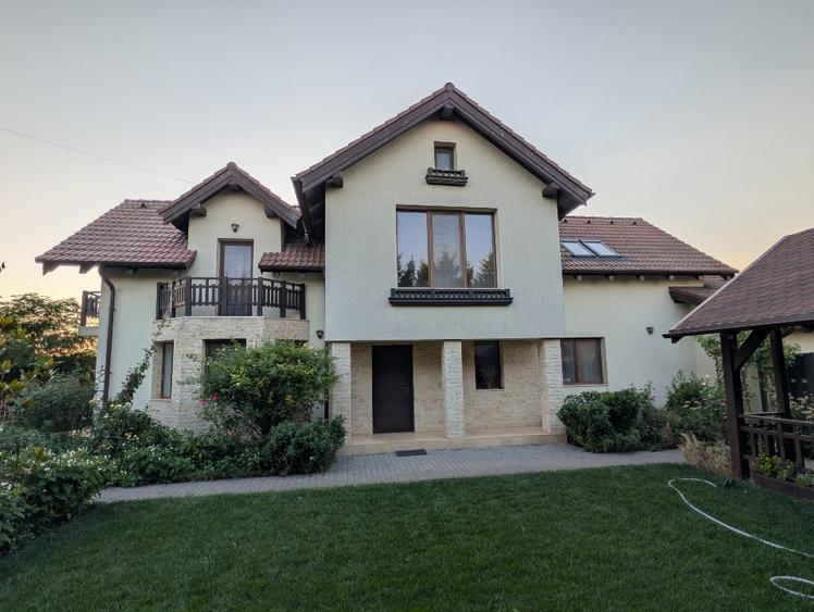 Vând casă individuală 4 camere, 160 mp utili