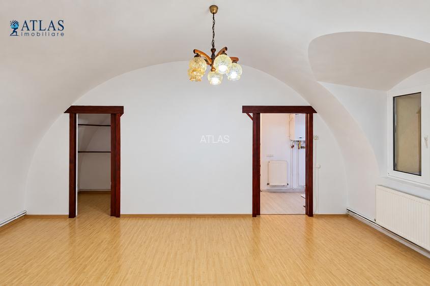 Piata Sfatului, 41 mp., ideal regim hotelier, de renovat la interior, acces usor