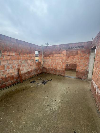 Casă la roșu în Tăuții Măgherăuș, teren 800 mp, acces triplu