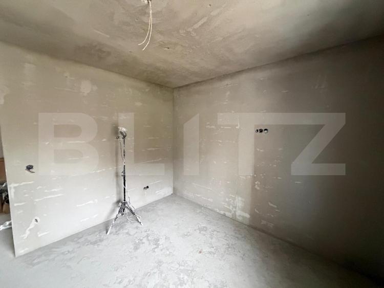 Apartament 4 camere, semifinisat cu garaj si boxa, zona Bradet