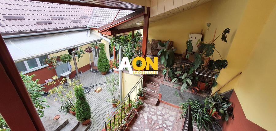 Casa cu 7 camere, 2 spatii comerciale, pretabila pt. birouri, Centru