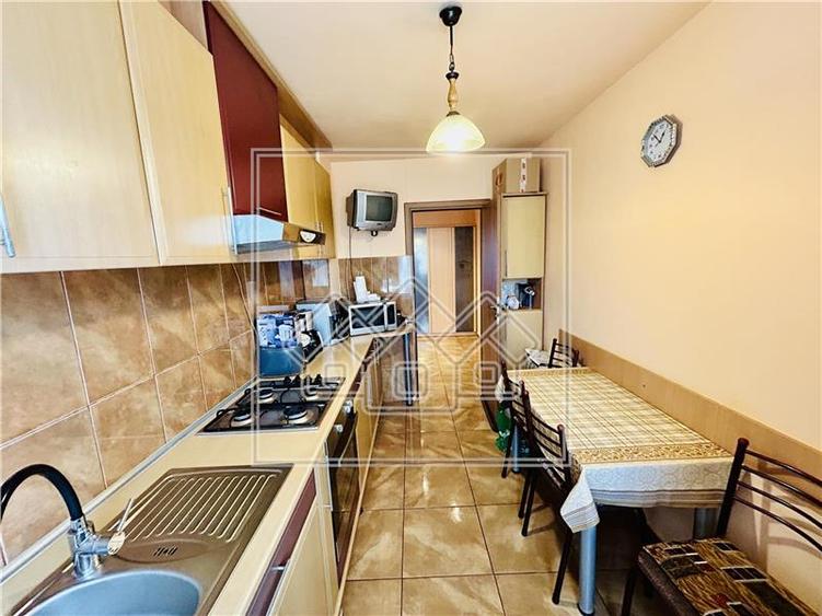 Ap decomandat, cu 3 camere si balcon, etaj 2/4, zona N. Iorga