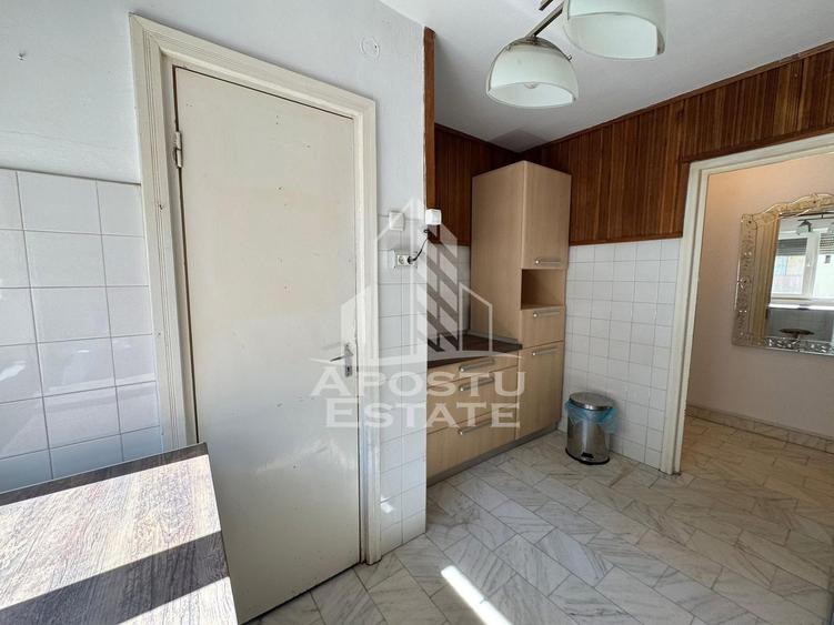 Apartament cu 3 camere, decomantat, etajul 2 , zona Spitalul Judetean