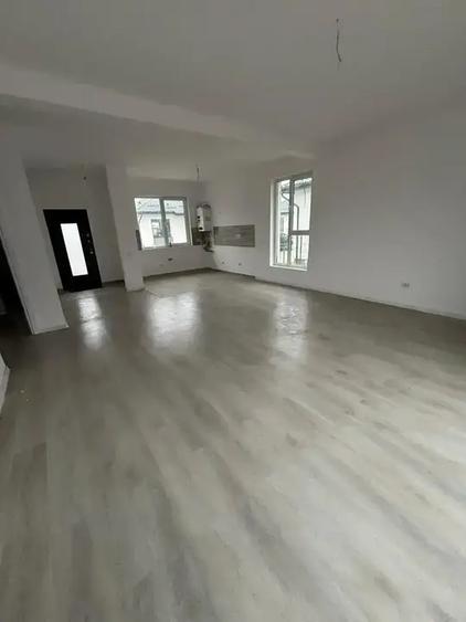 Casa De Vanzare 4 Camere | Finalizata | Curte Parcarea | Bariera