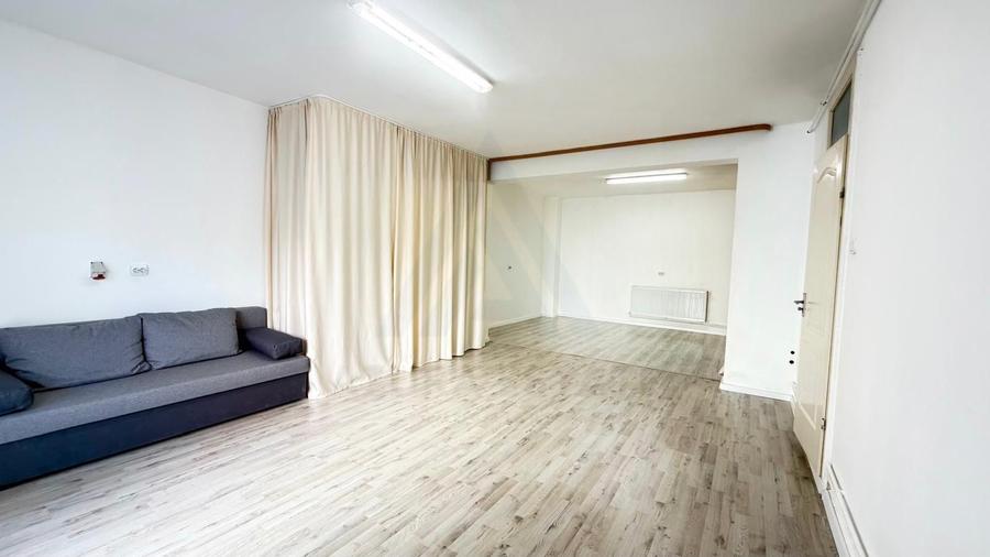 Spatiu comercial la curte 50 mp utili parter openspace zona Strand
