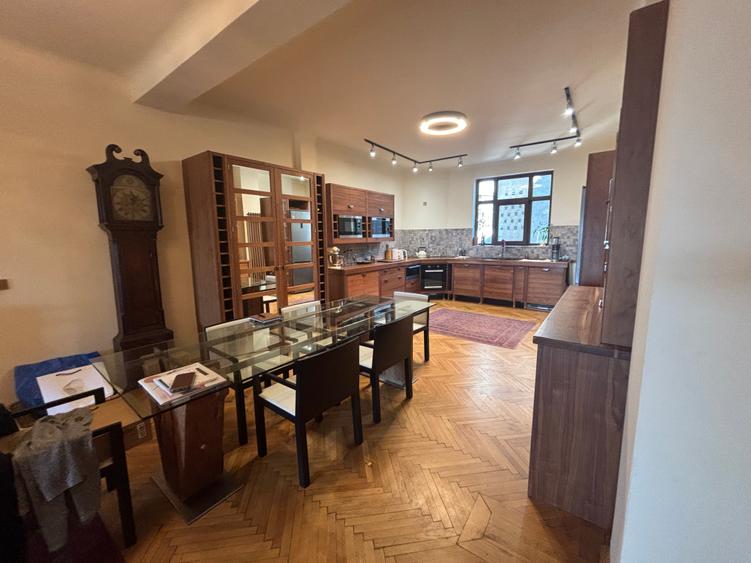 Inchiriere apartament cu 4 camere cu vedere in Parcul Cismigiu