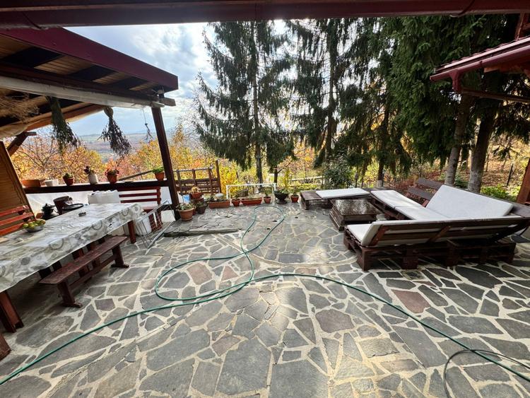 Casă modernă cu priveliște panoramică – ideală pentru investiție turistică