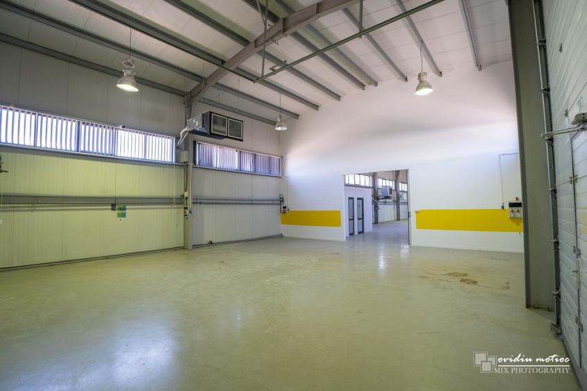 Hala si corp birouri, autostrada in apropiere