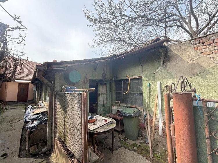 Apartament de vanzare la curte comună, 67,5 mp utili, teren 213 mp