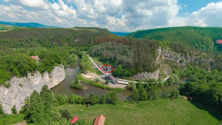 Pensiune cu 6 camere și restaurant de vânzare în Șuncuiuș