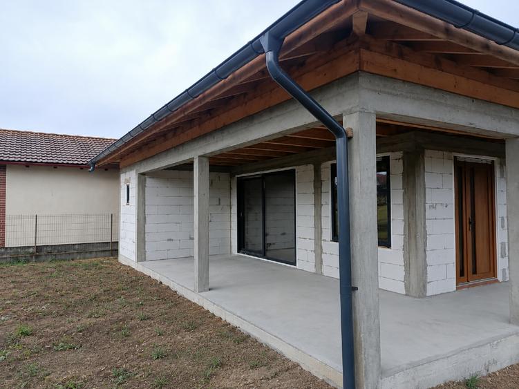 Casă nouă, pe un singur nivel, cu teren generos – Solovăstru, aproape de Reghin