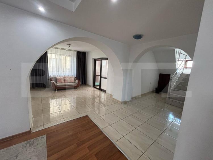 Casa de vanzare cu 5 camere, 200 mp, zona Micro 3