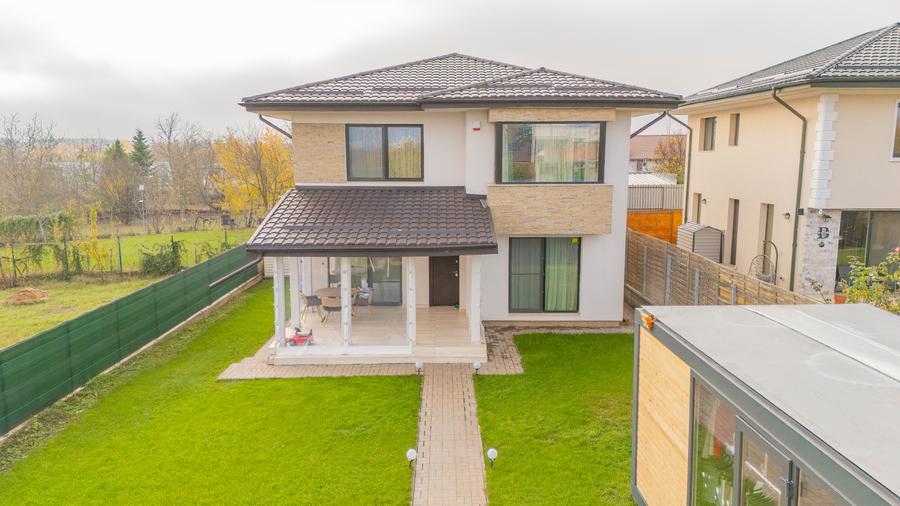 Vilă modernă cu vedere la lac, minicomplex inchis