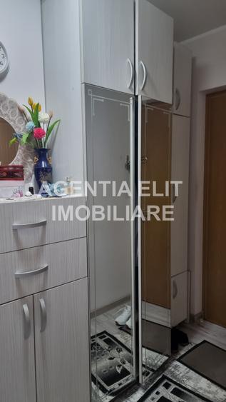 Garsoniera, bloc de apartamente, zona Mall