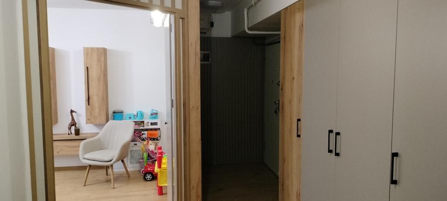 Apartamentul se vinde mobilat  utilat și mai dispune de 11 m de balcon .Seîntr-
