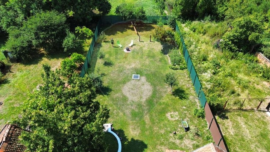 Casă cu teren de 1.123 mp, anexe, garaj și pivnițe Maierus