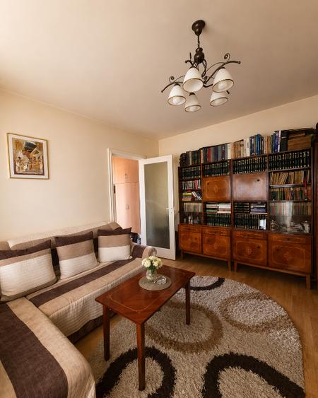 Apartament 3 camere, 56 mp utili + balcon închis, centrală proprie, etaj 3/4