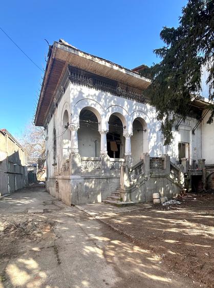 Parcul Cismigiu vila (de renovat), singur curte si cu teren mare
