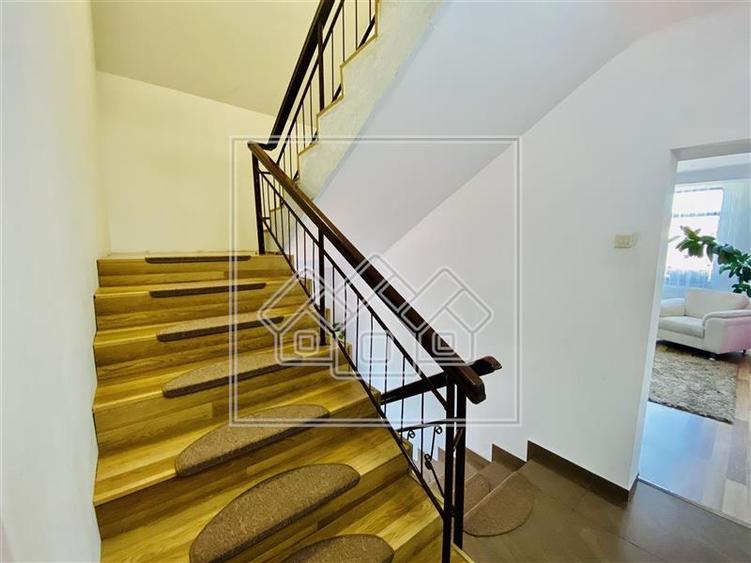 Casa renovata - 5 camere, garaj, poarta automatizata - Cisnadie