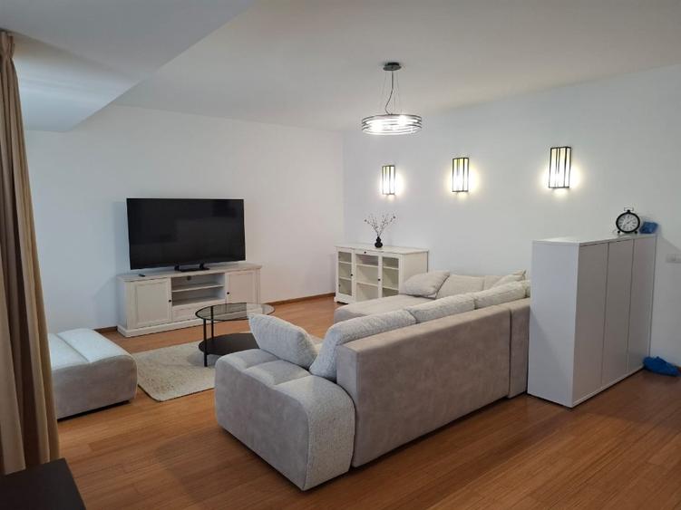4 camere spatioase cu liniste si curte privata