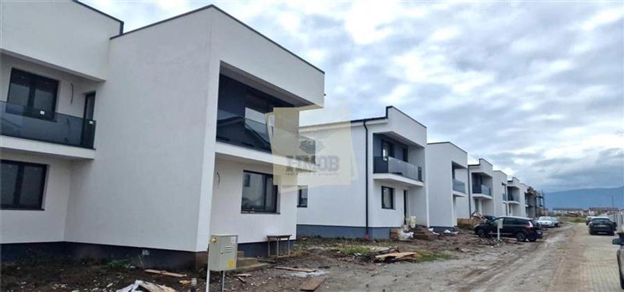 Casa la alb 2 bai 2 balcoane si curte 170 mp in Sibiu
