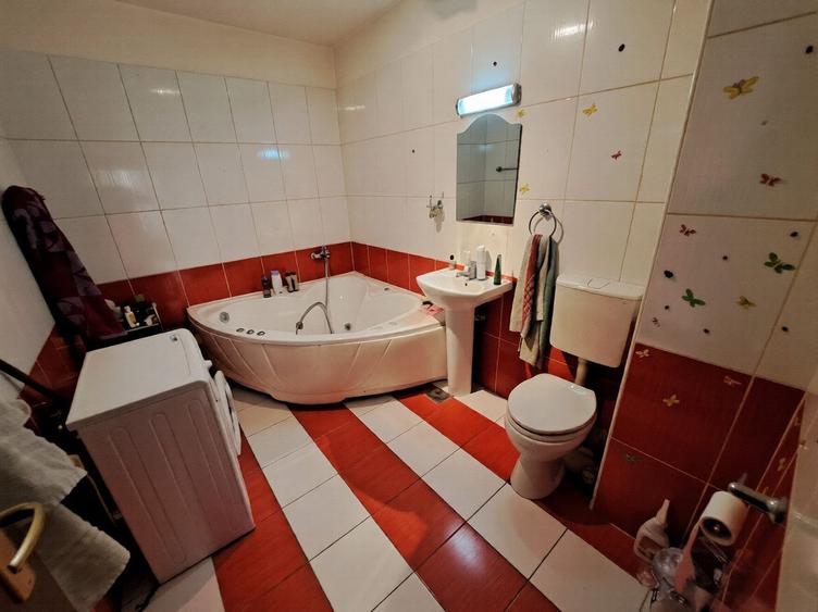 Apartament 2 camere spațios + parcare in Zona Florilor-Floresti