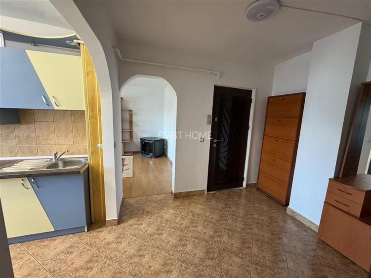 2 cam, hol patrat , logie si balcon, etaj 3 cu acoperis, Piata Moldovei - 12