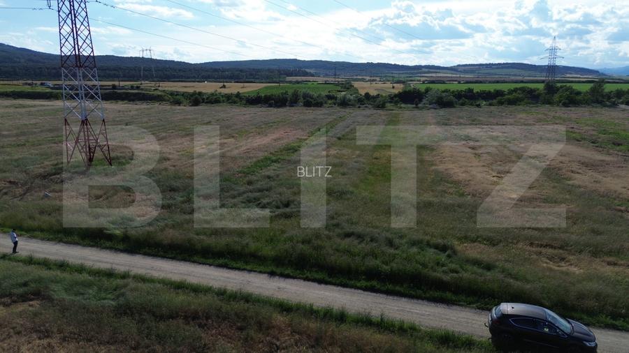 Teren intravilan 2.056 mp | Două fronturi stradale | Zonă rezidențială Petrești - 6