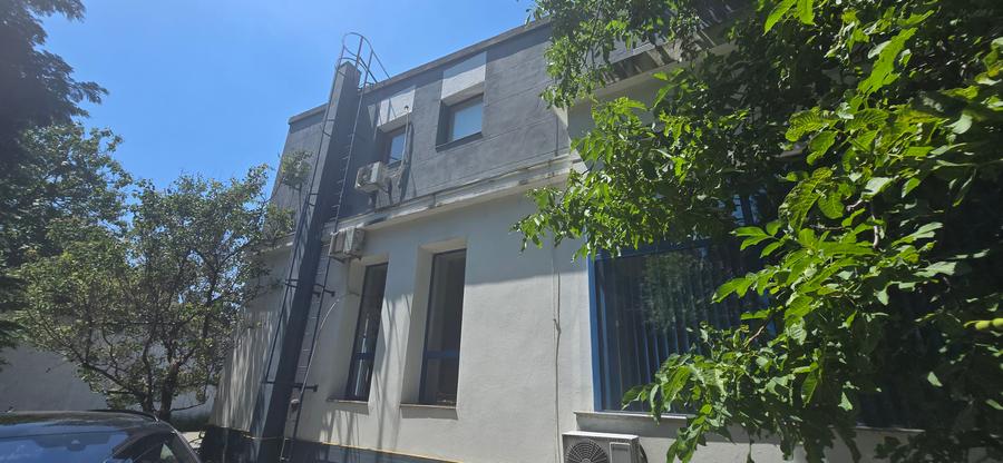 Spatiu de inchiriat (750 mp, cladire birouri), ultracentral, Focsani, 6 eur/mp