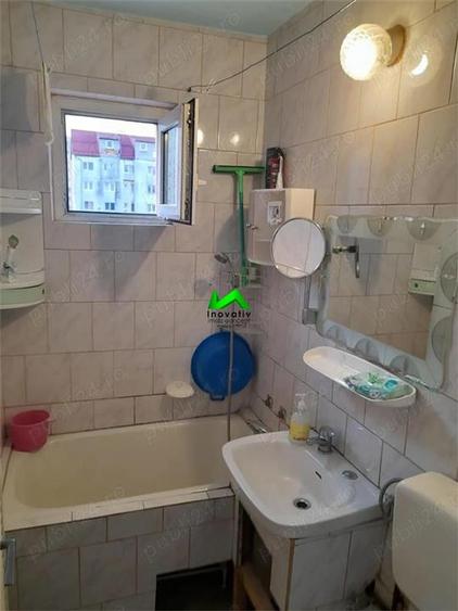 Apartament de vanzare 3 camere zona Vasile Aaron